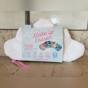 New The Original Makeup Eraser Set From Anthropologie In A Cute Puffy Cloud.
